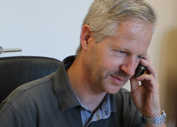 Mario Empting am Telefon